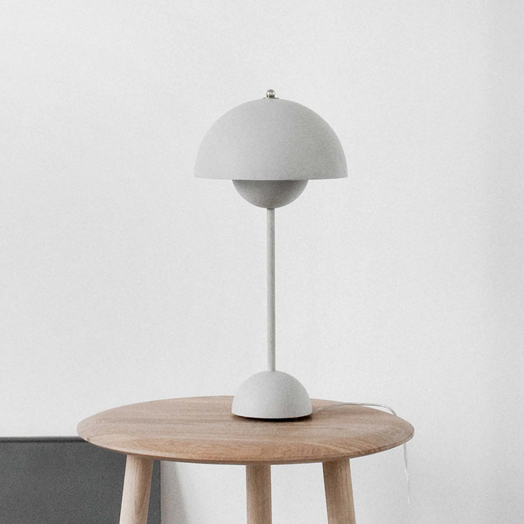 &Tradition Flowerpot VP3 table lamp, matt light grey